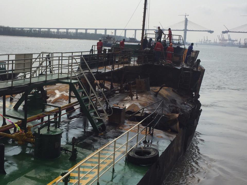 Tham gia Cứu hộ tàu Hải Hà 18 bị cháy tại cảng K99 trên sông Cấm