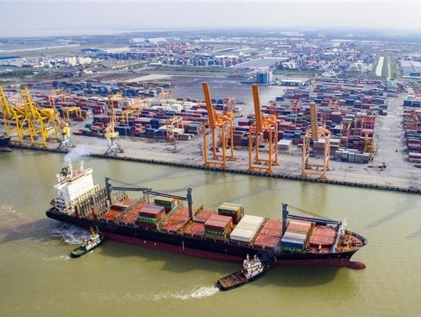 Hỗ trợ thành công tàu container lớn nhất từ trước đến nay cập, rời cầu Chi nhánh Cảng Tân Vũ, Cảng Hải Phòng